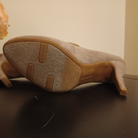 Fergalicous high heels women size 8.5 beige office casual - Picture 4 of 7